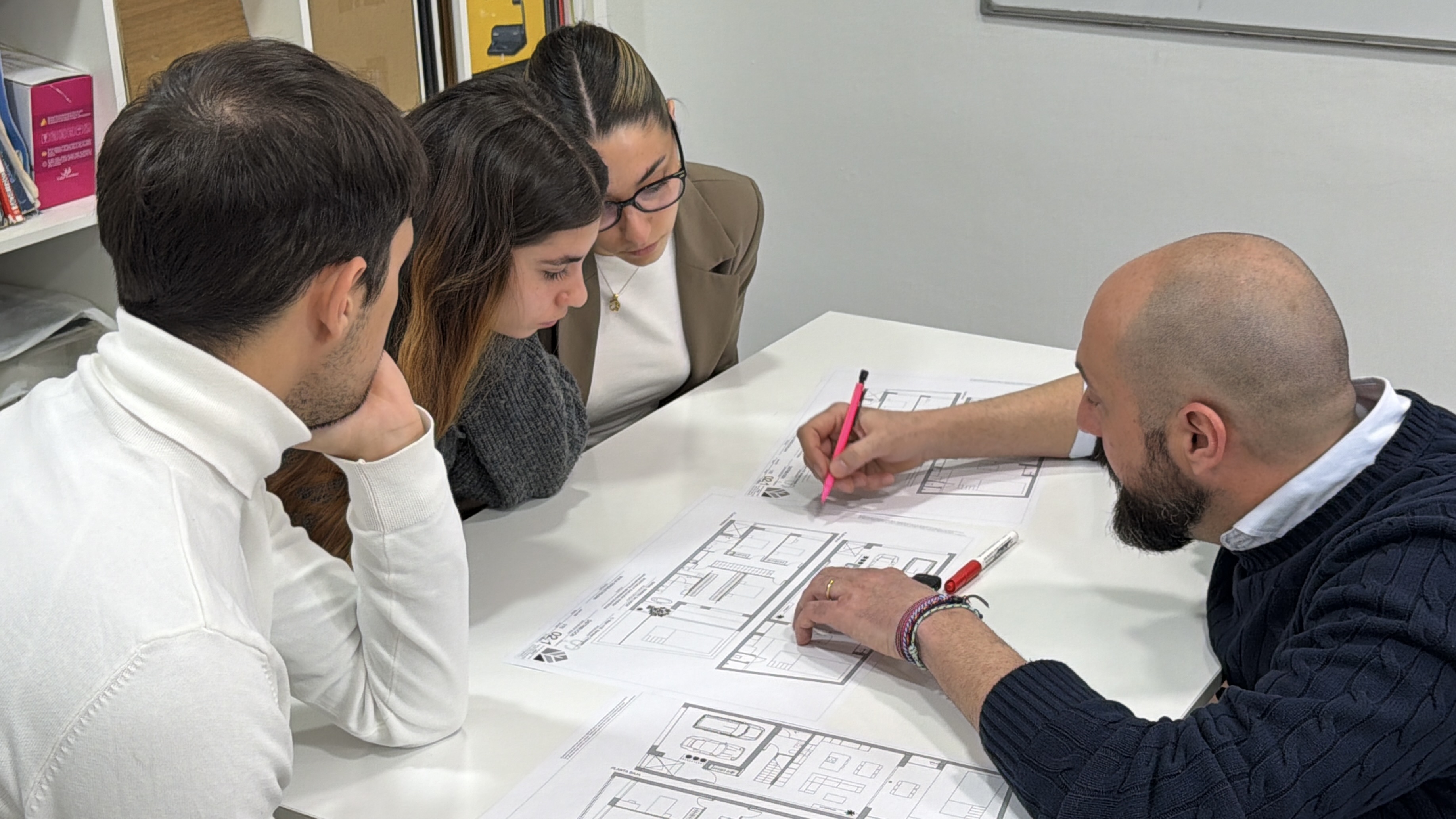 Alumnos en clase de replanteo